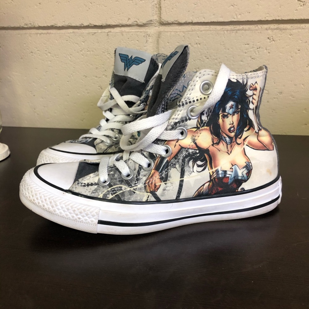 Women’s Wonder Woman Converse